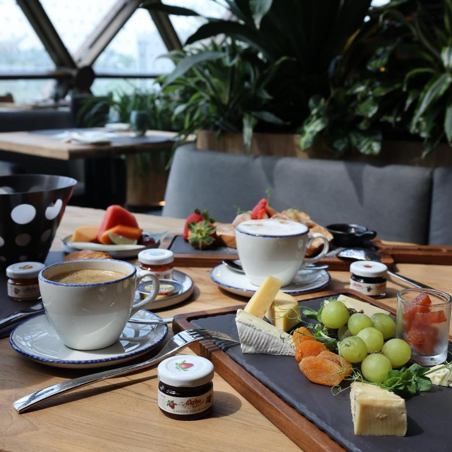 Dusit Thani Laguna Singapore Bagian luar foto A typical breakfast at the hotel