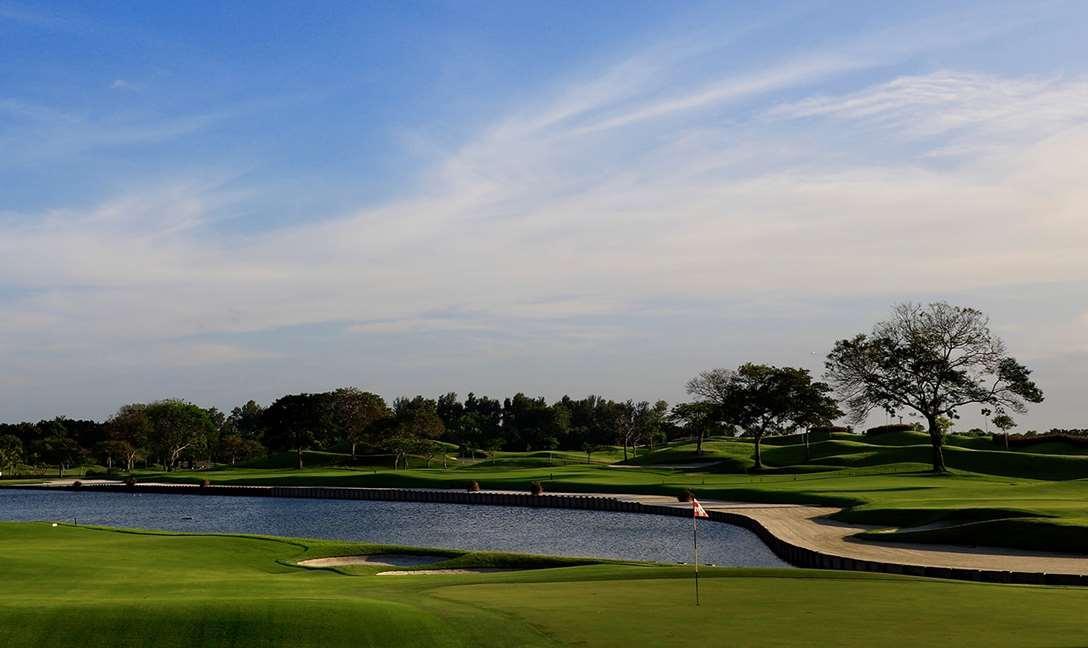 Dusit Thani Laguna Singapore Bagian luar foto The 17th hole at the 2013 PGA Championship