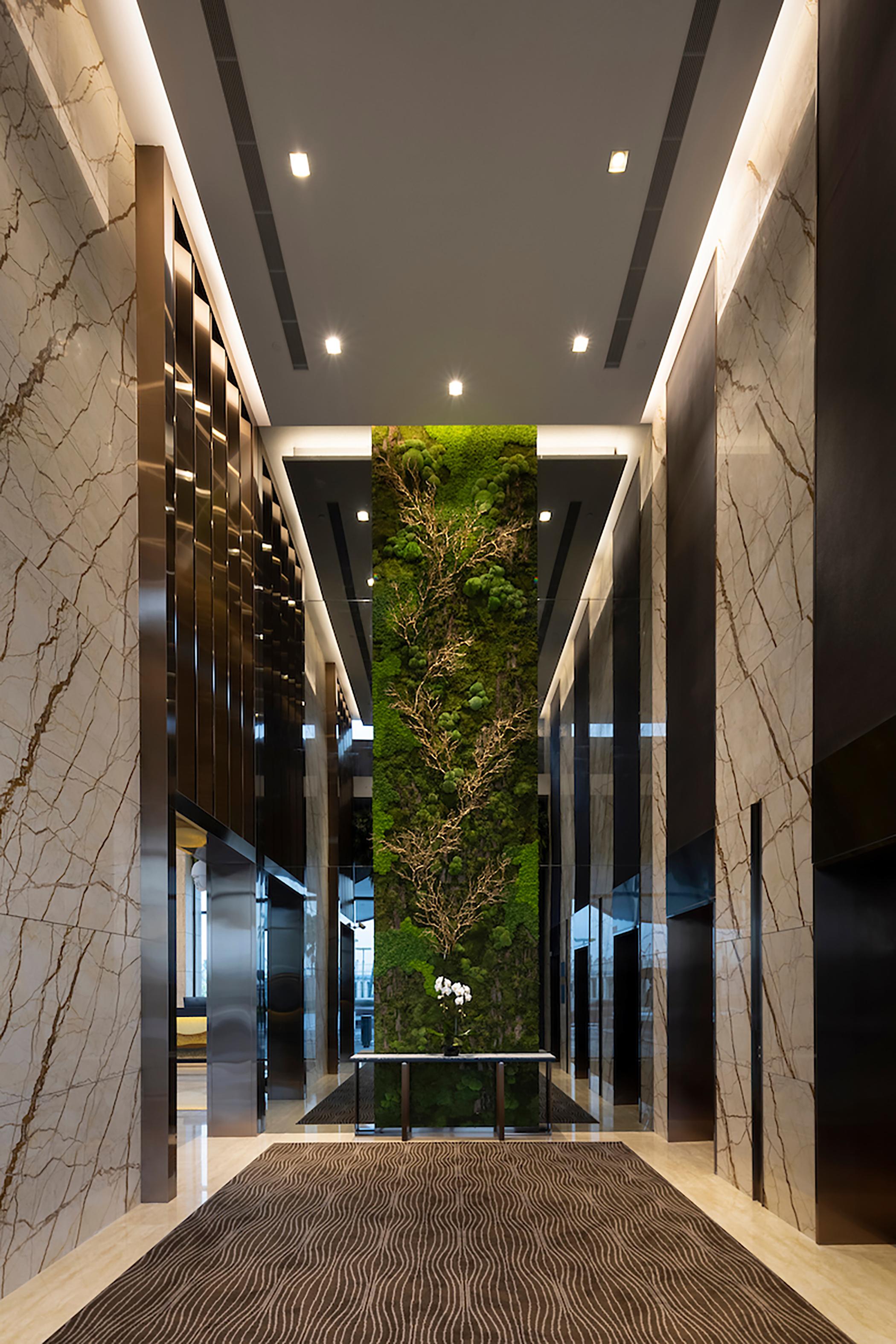 Dusit Thani Laguna Singapore Bagian luar foto The green wall in the elevator lobby