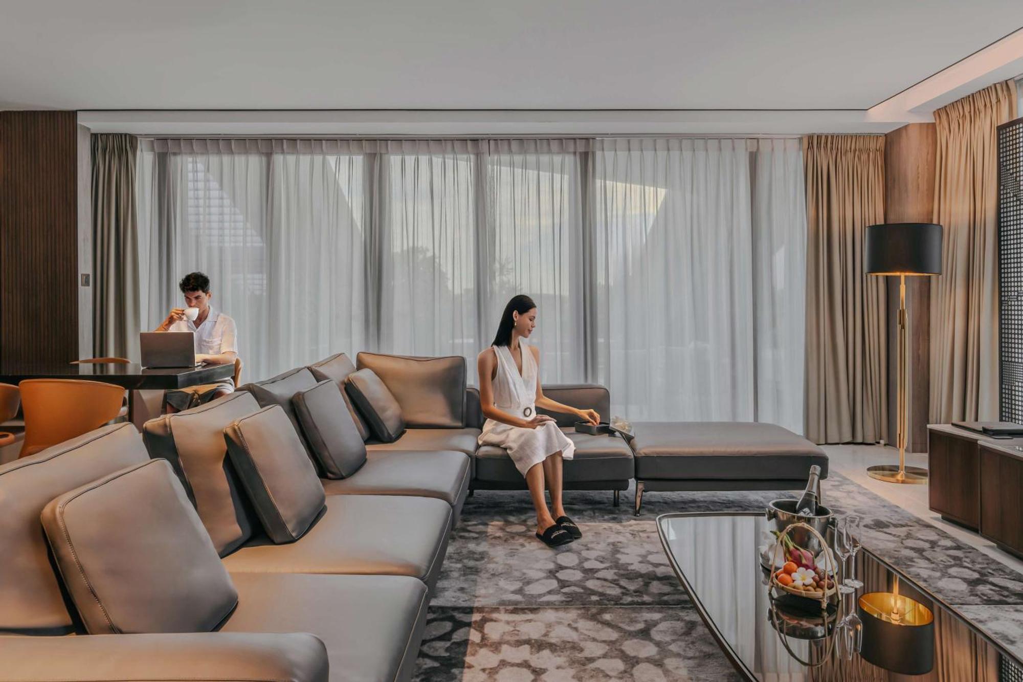 Dusit Thani Laguna Singapore Bagian luar foto The living room of a three-bedroom suite